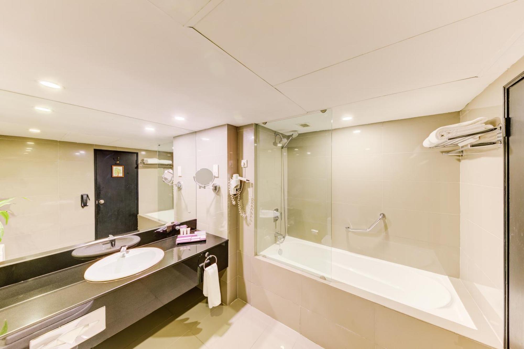 Cilantro Suite with Terrace & Lounge Access